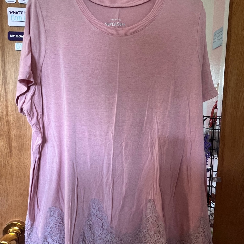 T-shirt with lace bottom detail